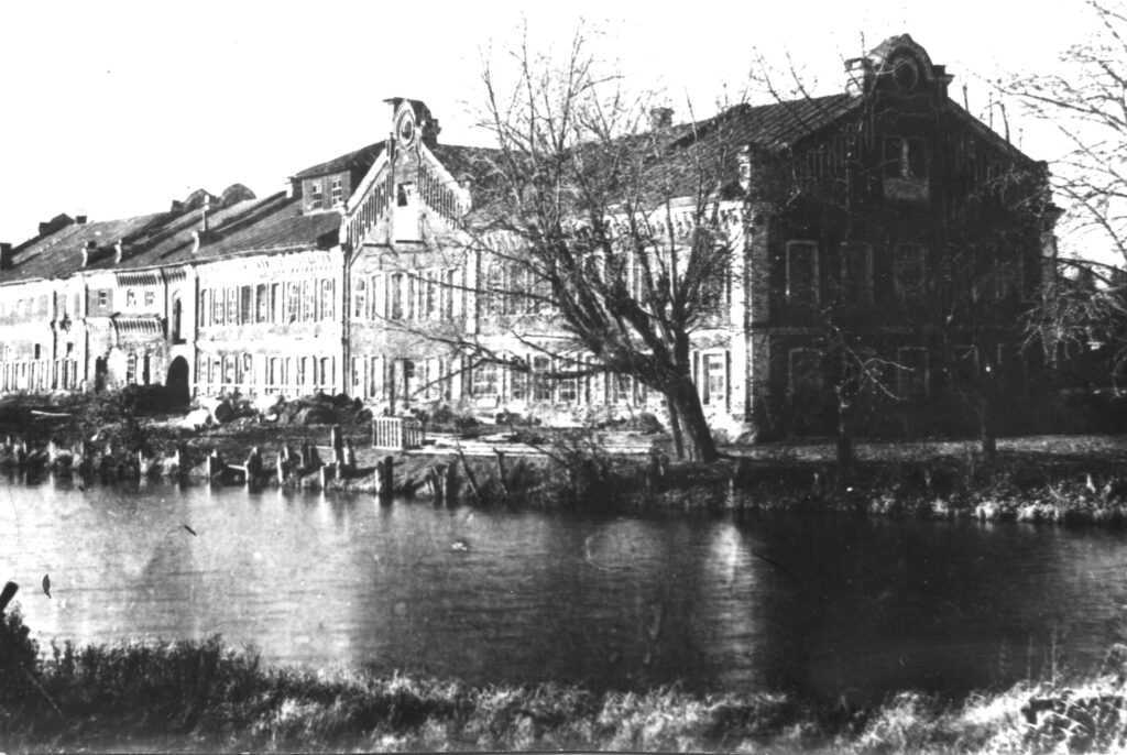 Винокуренный завод И.П. Третьякова на реке Корбе. Фото начала ХХ века